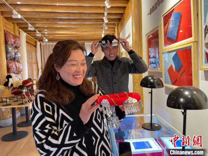 資料圖：鐘麗眉展示文創(chuàng)產(chǎn)品?！×执阂?攝