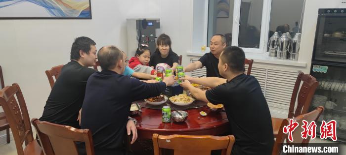 圖為恩和哈達(dá)邊境派出所的年夜飯?！《骱凸_(dá)邊境派出所供圖