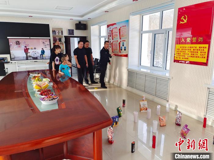 圖為恩和哈達(dá)邊境派出所民警和家屬玩套圈。　恩和哈達(dá)邊境派出所供圖