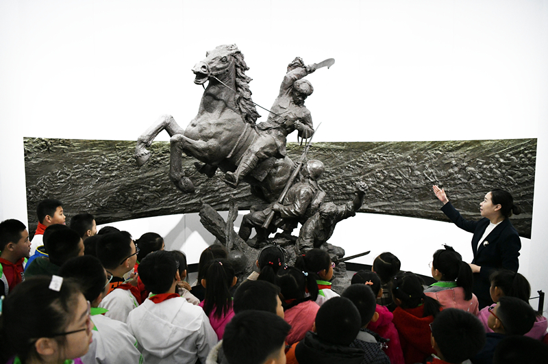 2019年4月4日，在東北烈士紀念館，學生們在聽講解員講解。